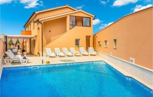 Three Bedroom Holiday Home In Galizana — 4-Star Luxury Hotel in Galizana, Croatia