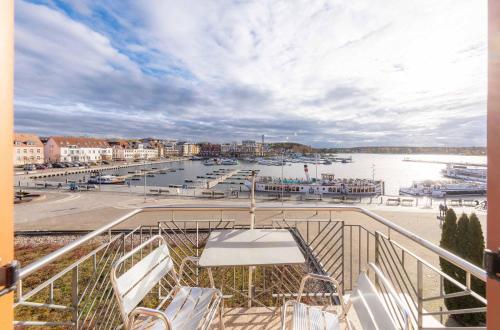 Yachthafenflair Ferienwohnung mit Blick auf den Warener Hafen — 4-Star Luxury Hotel in Waren, Germany