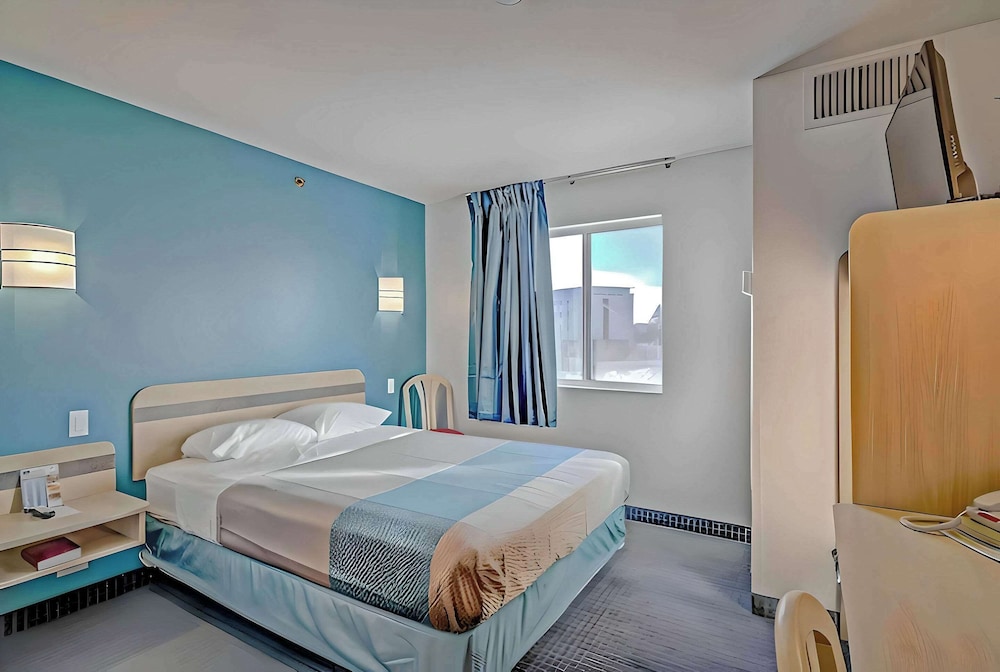 Econo Lodge Menomonie - photo 10