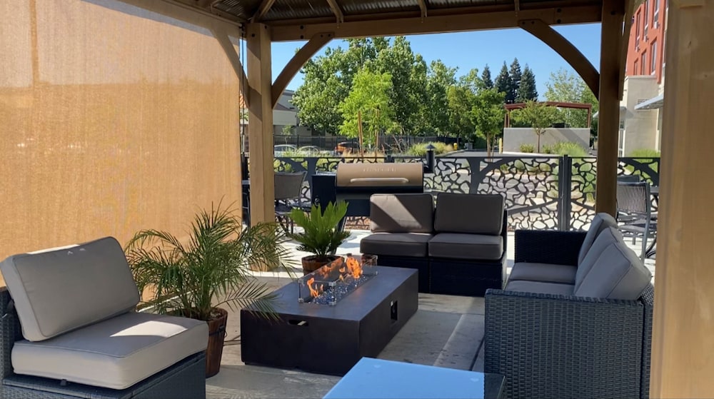 Holiday Inn Express & Suites Chico by IHG - photo 52