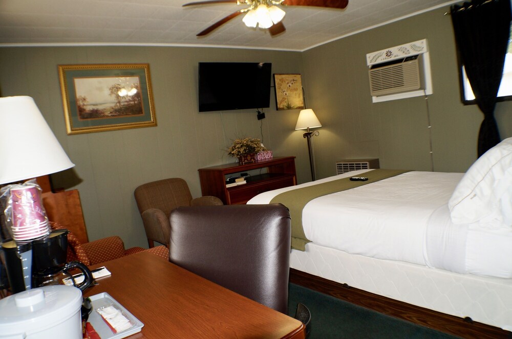 CedarWood Inn - photo 59