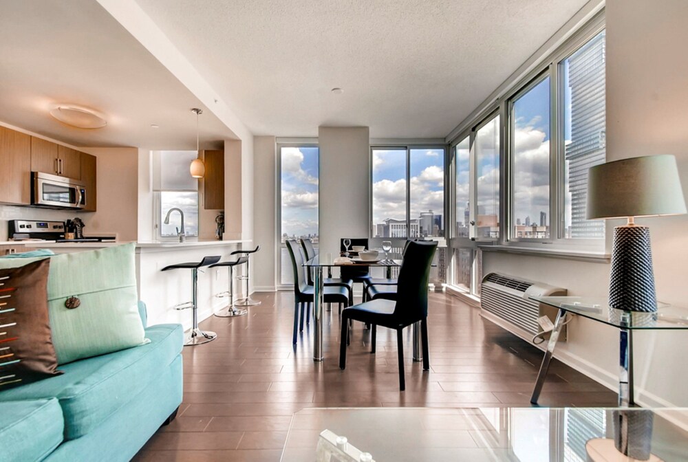 Global Luxury Suites at Newport - photo 10