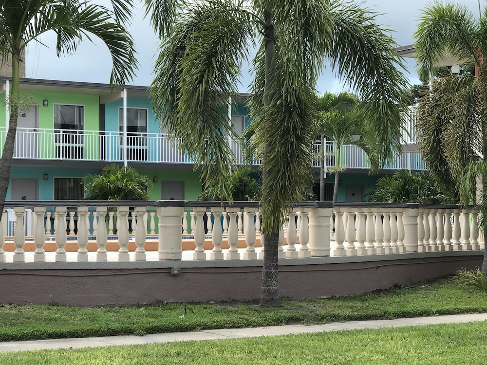 Tropical Inn & Suites - photo 45