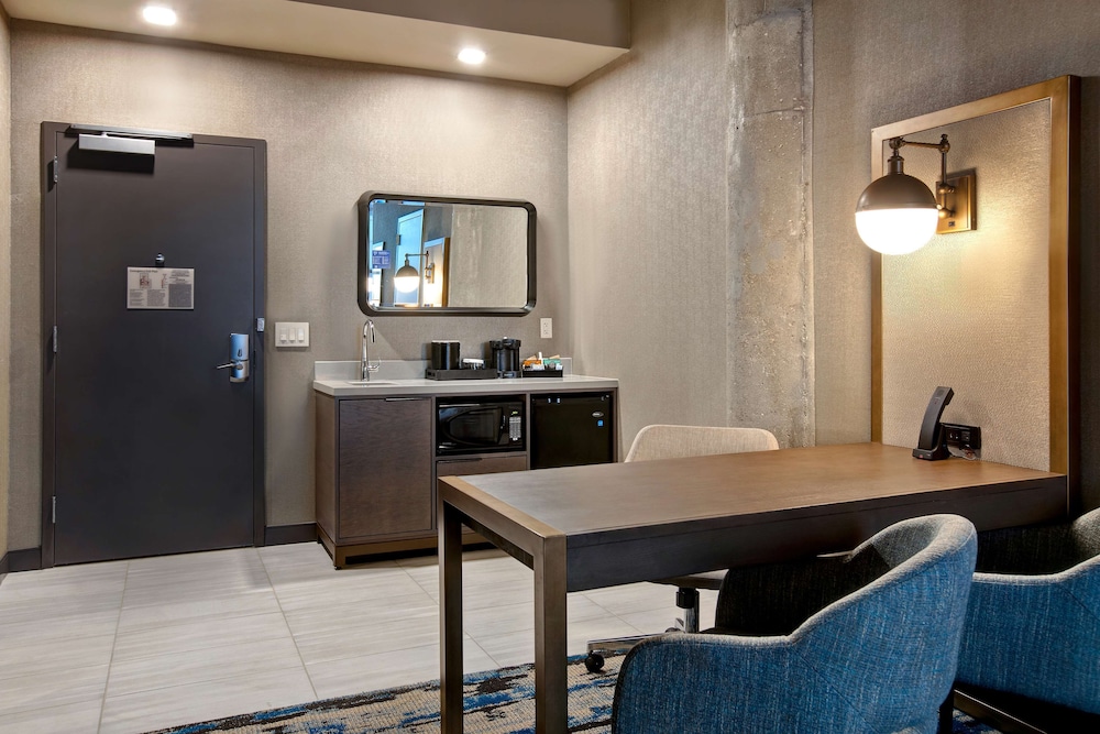 Embassy Suites by Hilton Rockford Riverfront - photo 16