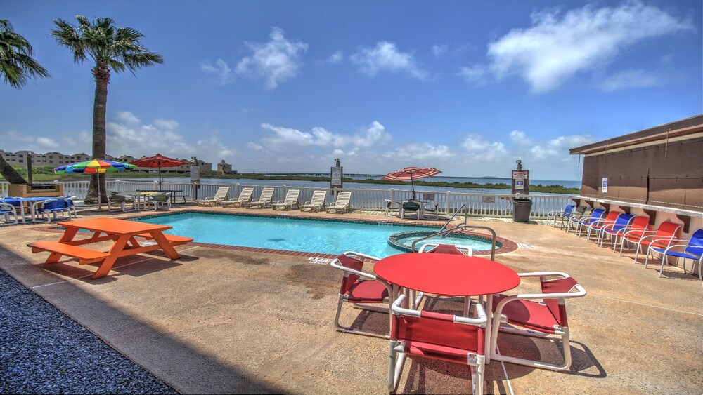 Blue Bay Inn & Suites - photo 66
