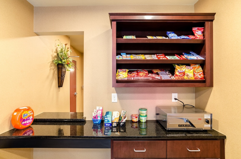 Cobblestone Inn & Suites Oberlin - photo 26