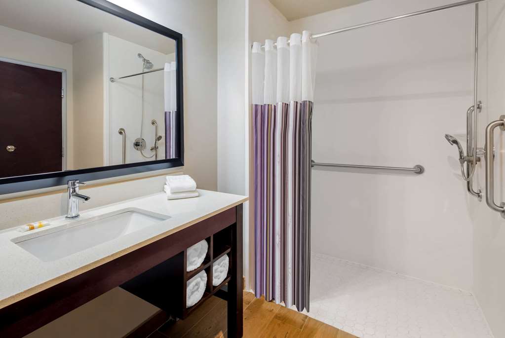 La Quinta Inn & Suites by Wyndham McAllen Convention Center - photo 20