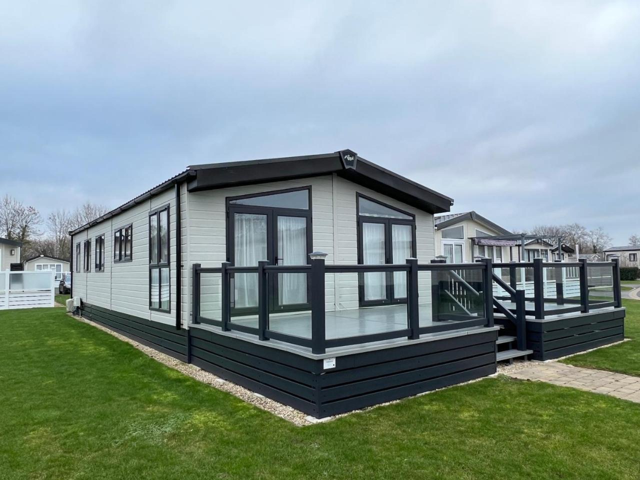Wyndham Lodge — 4-Star Luxury Hotel in South Cerney, United Kingdom
