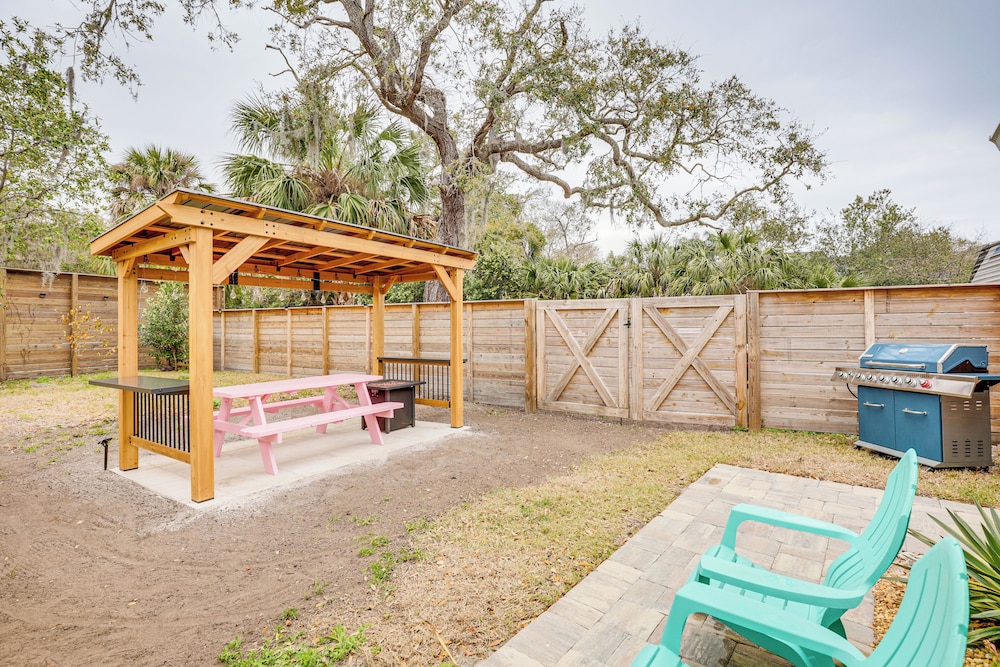 Walk to Beach: Getaway w Fire Pit in St Augustine — 4-Star Luxury Hotel in Saint Augustine, United States