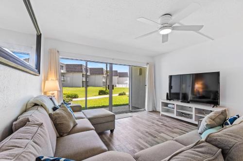 Family Friendly Ground Floor Condo on Car Free Beach Surfside 108 — 4-Star Luxury Hotel in Edgewater, United States