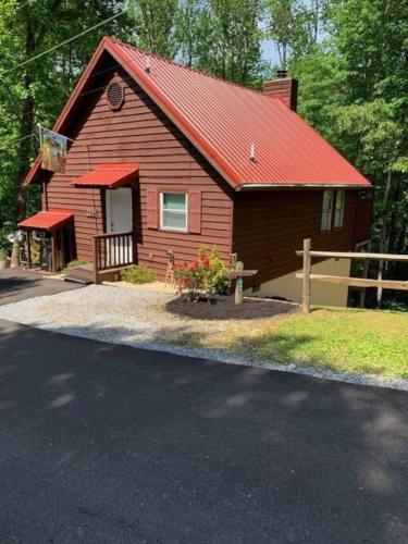Jungle Fever Honeymoon Cabin Hot Tub — 4-Star Luxury Hotel in Sevierville, United States