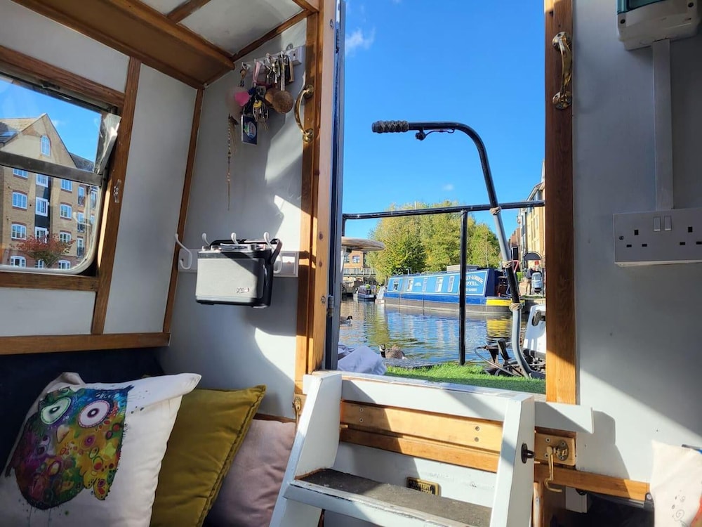 Charming Baby Narrowboat Apsley Marina — Hemel Hempstead