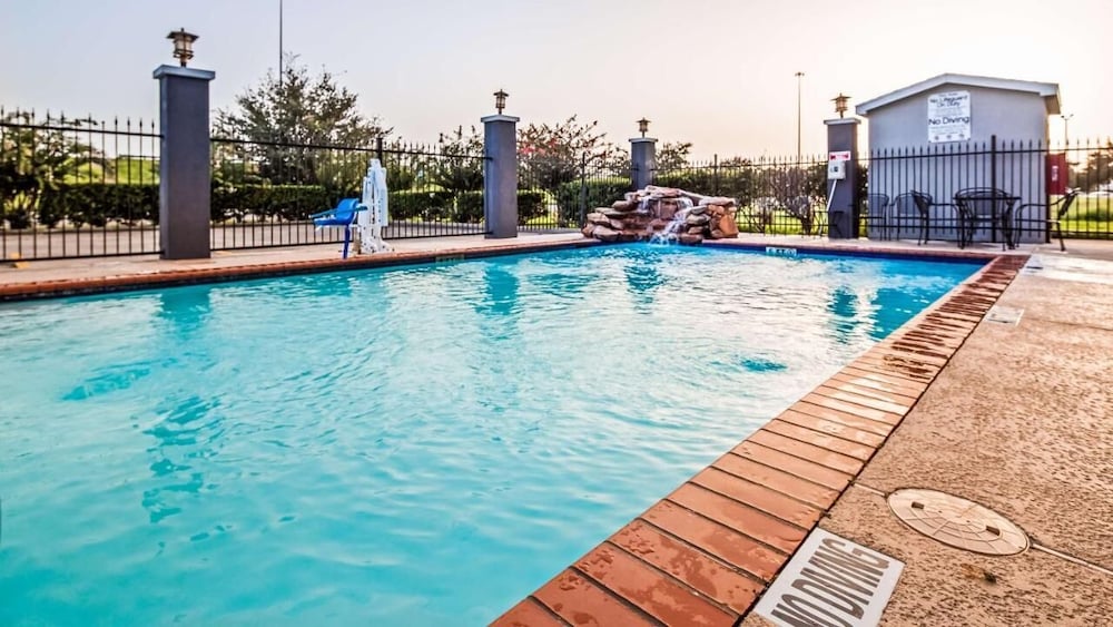 Super 8 by Wyndham Laredo - photo 23
