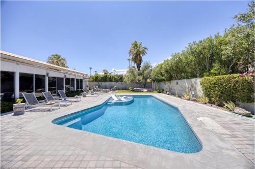 The Cascades Retreat Walk to Downtown in Palm Springs, United States