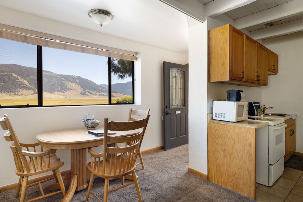 Elk Refuge Inn - photo 21