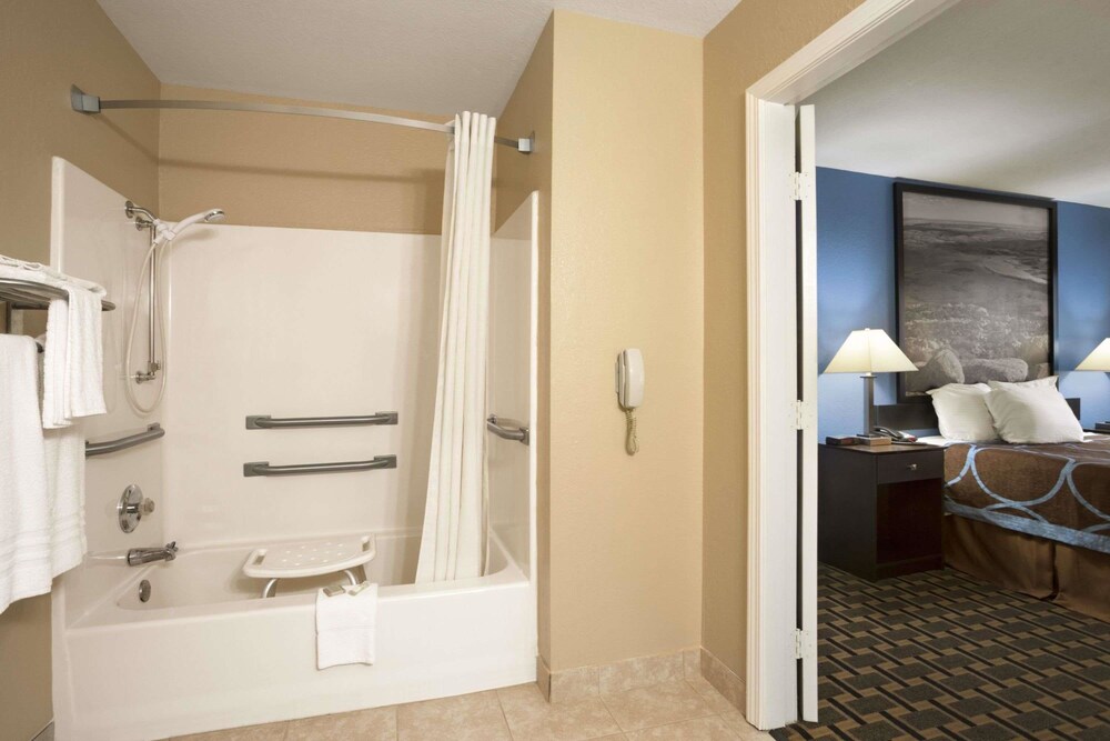 Super 8 by Wyndham Henryetta - photo 10