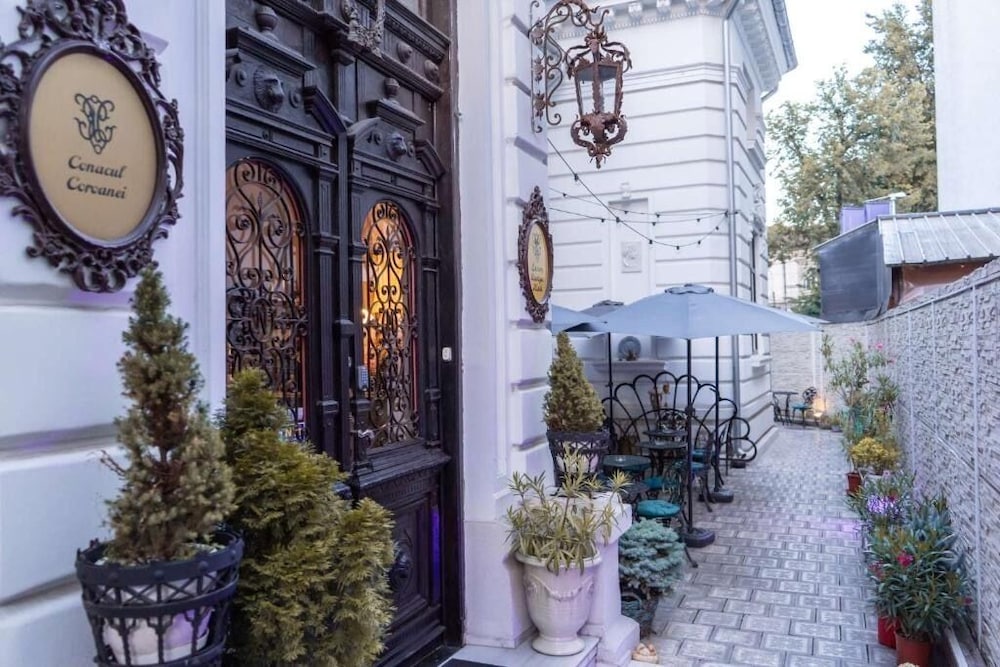 Conacul Coroanei Luxury Boutique — Bucharest — photo 2