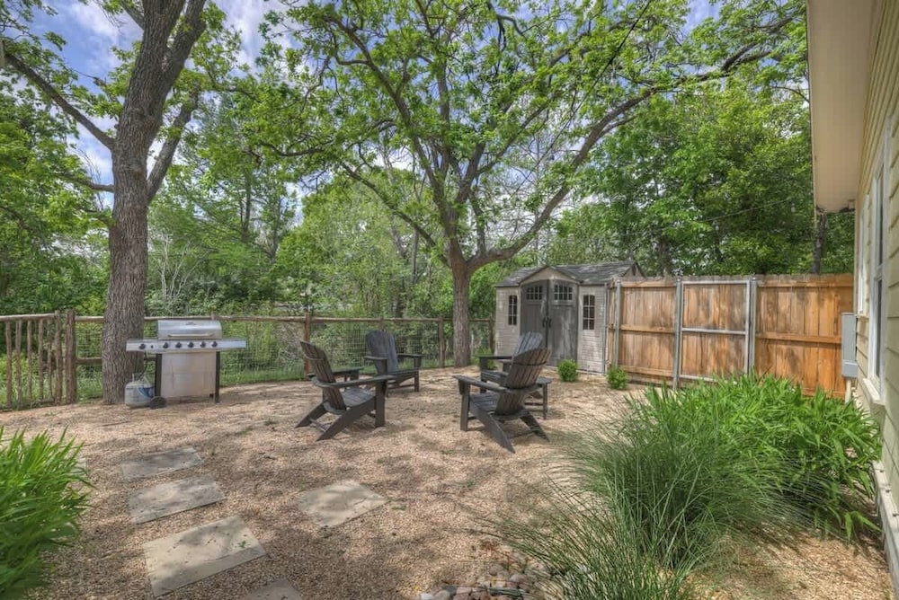The Grove E with Hot Tub & King Bed 2 Blks To Main - photo 15