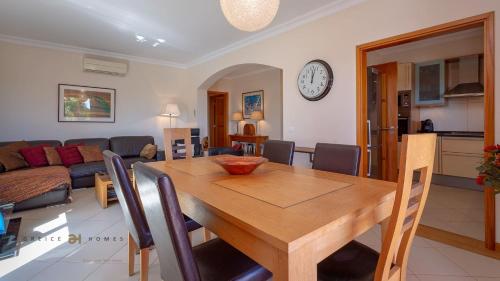 Greice Homes Luxury 2 bed en suite south facing & Golf view — 4-Star Luxury Hotel in Quarteira, Portugal