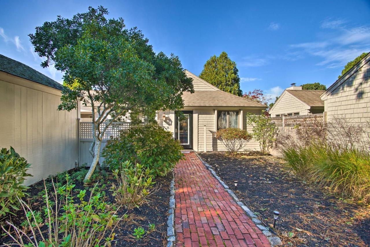 2 Mi to Beach Retreat with Pool and Grill in Mashpee — 4-Star Luxury Hotel in Mashpee, United States