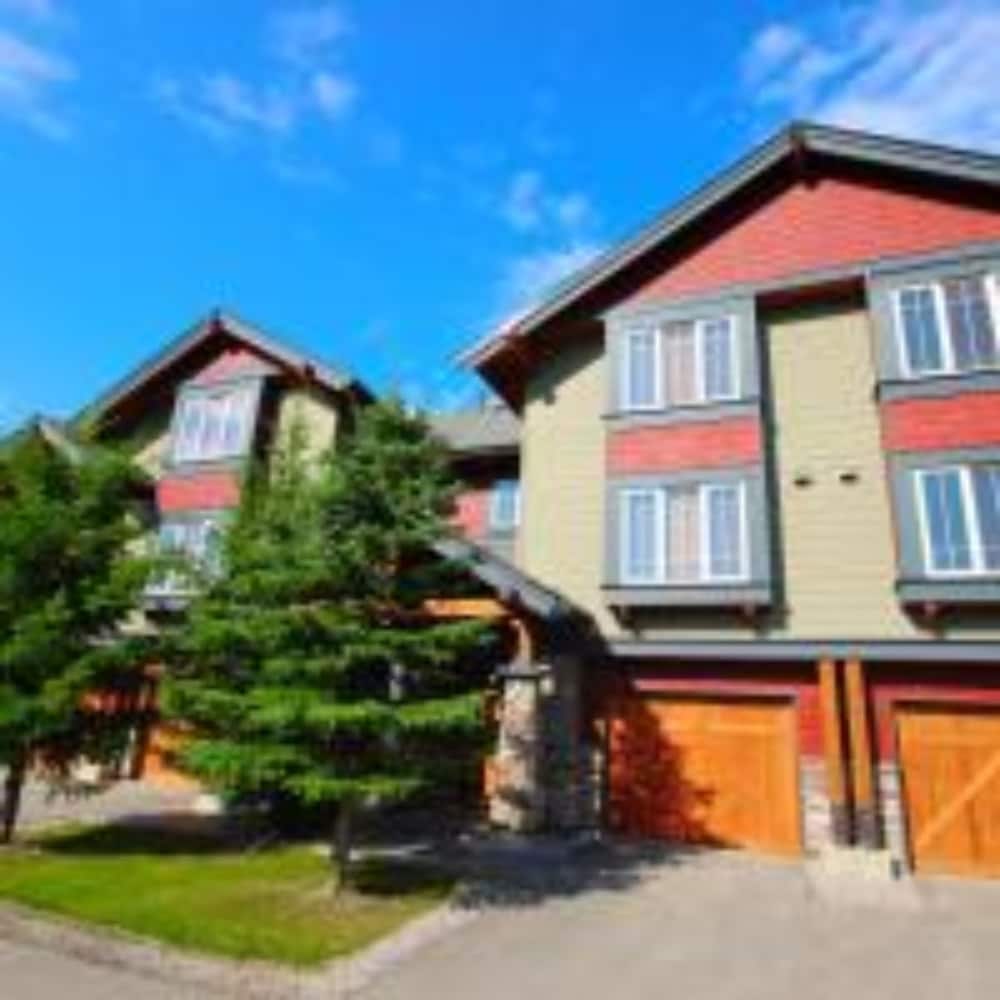 Pinnacle Ridge Chalets by Fernie Lodging — 4-Star Luxury Hotel in Fernie, Canada