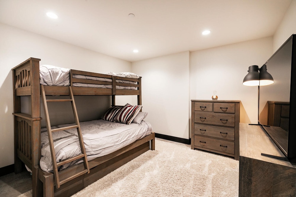Pinetree by Avantstay Modern Park City Getaway w Patio & Balcony - photo 6