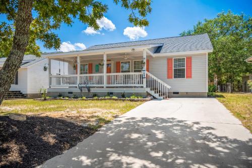9th Street Sandy Feet by Oak Island Accommodations - featured photo