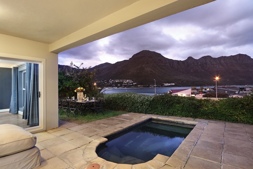 Villa de la Mer Hout Bay Beachfront