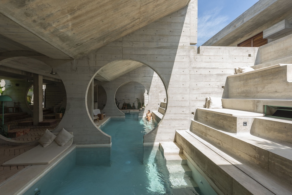 Indoor/outdoor pool