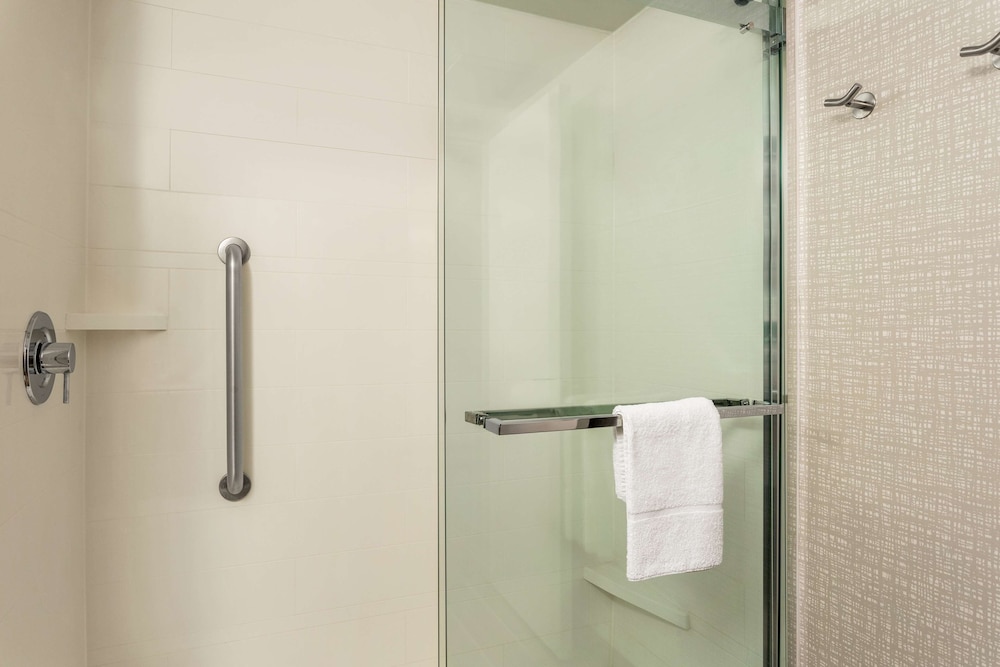 Hampton Inn Milwaukee Brookfield - photo 30