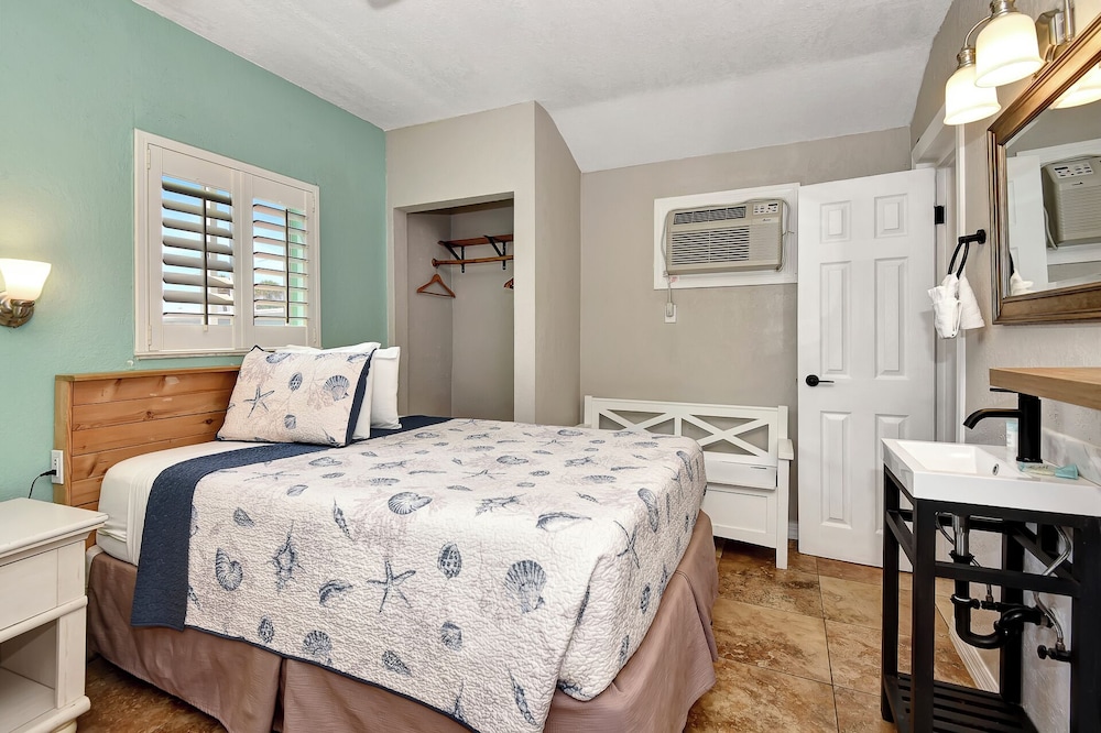 Shoreline Suites & Cabana Cottages - photo 26