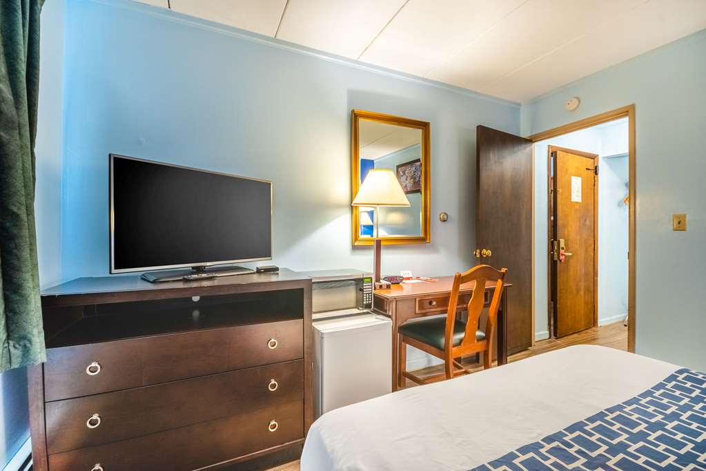 Econo Lodge Inn & Suites Windsor Locks Bradley Airport - photo 9