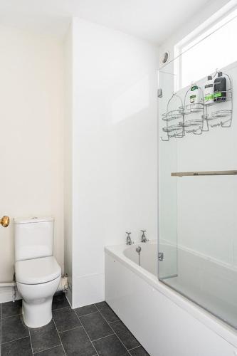 Stunning 3 Bedroom Period City Centre Apartment — 4-Star Luxury Hotel in Bath, United Kingdom