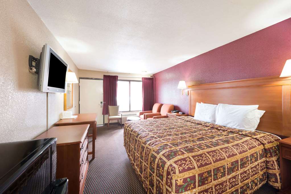 Days Inn by Wyndham San Antonio Splashtown ATT Center - photo 7