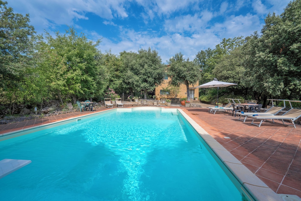 Santa Colomba House Nature And Pool — 4-Star Luxury Hotel in Monteriggioni, Italy