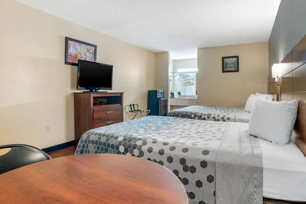 Econo Lodge Inn & Suites Forest - photo 11