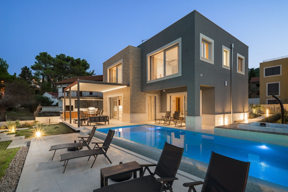 Beachfront Villa Grey Martini with Pool — 4-Star Luxury Hotel in Split, Croatia