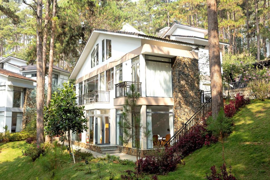 Luxury villas Tuyen lam lake view — 5-Star Luxury Hotel in Da Lat, Vietnam