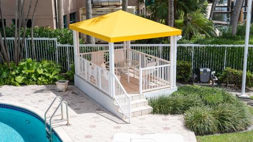 Waterfront Studio Pool Beach Intercostal 5 - photo 24