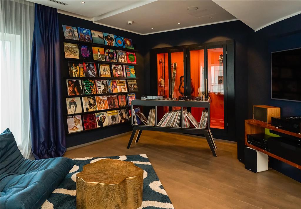 Inspired by the iconic energy of Studio 54 and the smooth legacy of jazz great Lionel Hampton — who once called this hotel home — Studio 45 is a 95qm sanctuary made for those who understand the difference between style and substance.