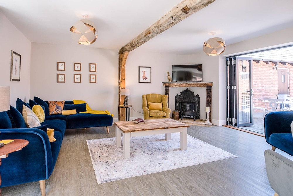 Chapel Cottage at Pond Hall Farm Stunnning Property with Private Hot Tub Hadleigh — 4-Star Luxury Hotel in Ipswich, United Kingdom