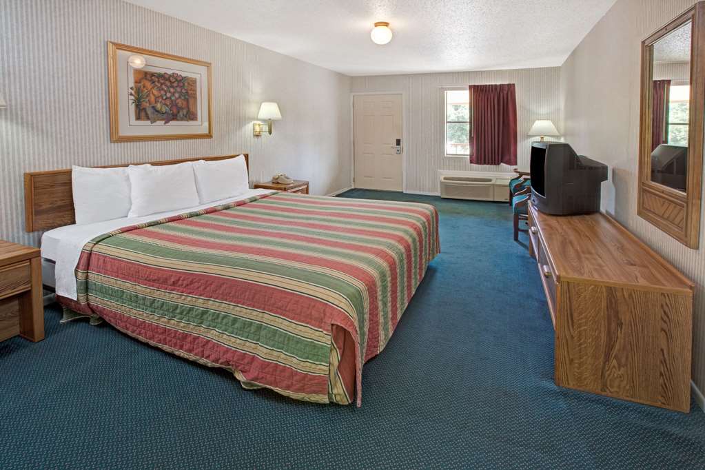 Knights Inn South Houston - photo 8