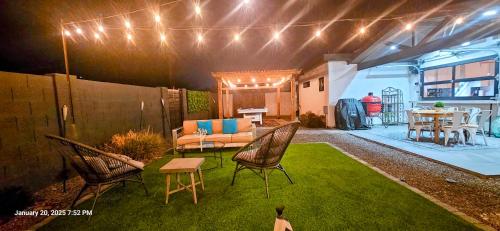 Walk 2 OLD TOWN 4 Bathrooms 5 Bedrooms GOLF putting POOL table 12 min to airport in Scottsdale, United States