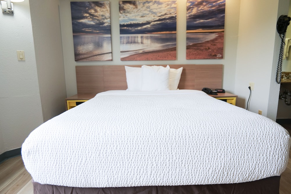 Days Inn by Wyndham Flint Bishop International Airport - photo 6