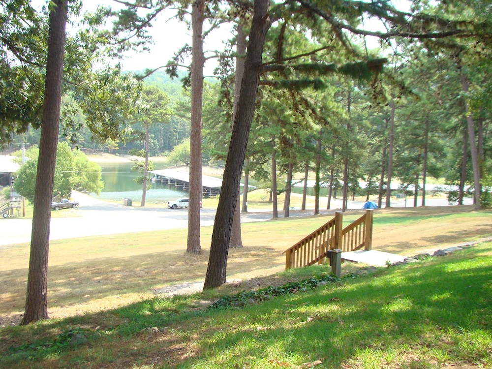 Mountain Harbor King Guest Room on Lake Ouachita by RedAwning — hotel in Mount Ida