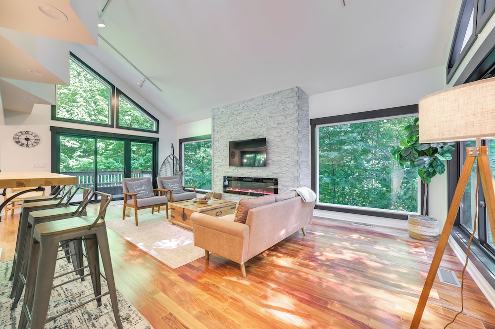10 Mi To Nubs Nob Modern Retreat W Fire Pit 17952261 — Harbor Springs