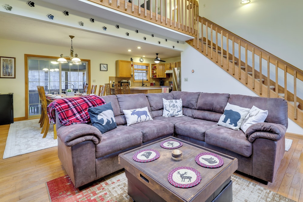 Hot Tub Game Room Poconos Home 22 Mi to Slopes — 4-Star Luxury Hotel in Gouldsboro, United States