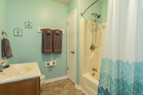 Beach Happy by Oak Island Accommodations - photo 20