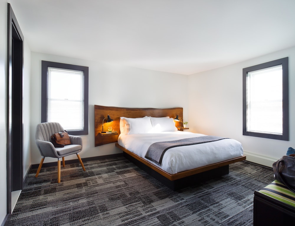 Main and Mountain in Ludlow, United States