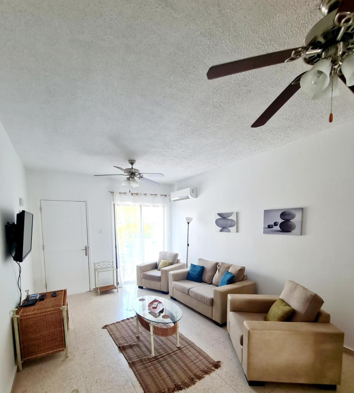 2 bedroom townhouse close to Paphos harbour use of onsite facilities